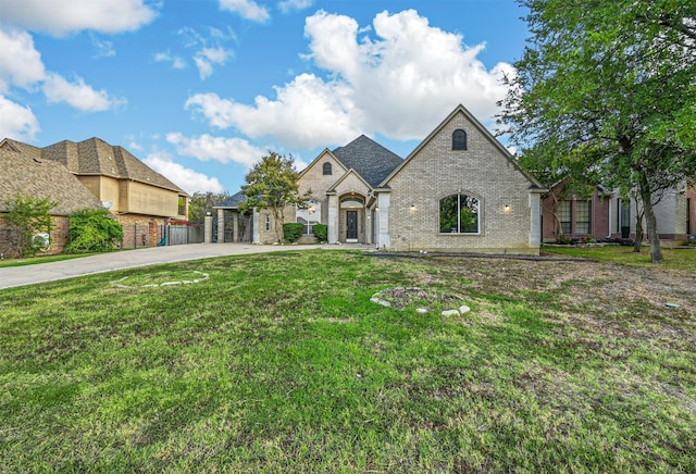 view of front of property featuring a front yard