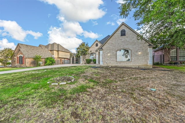 view of front of home featuring a front lawn