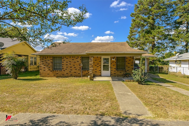 view of front of house featuring a front lawn