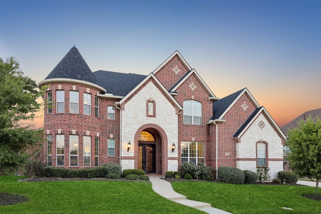 view of front of property featuring a lawn