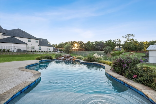 view of swimming pool