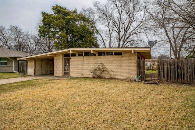 view of front of house featuring a front lawn and a carport