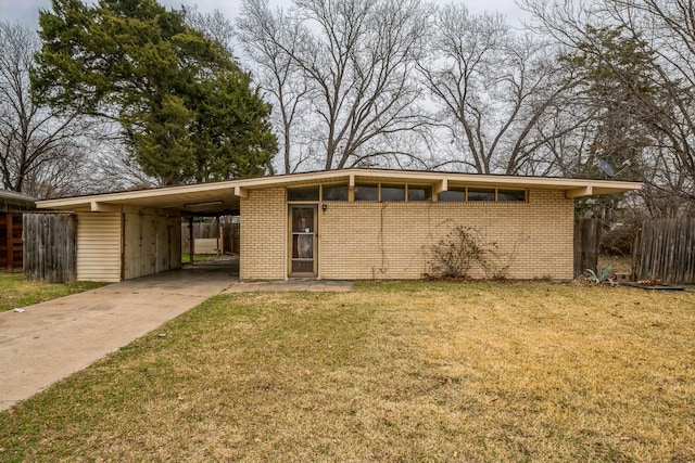 view of front facade featuring a carport and a front yard