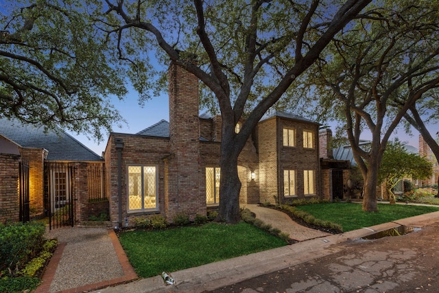 view of front of house featuring a lawn