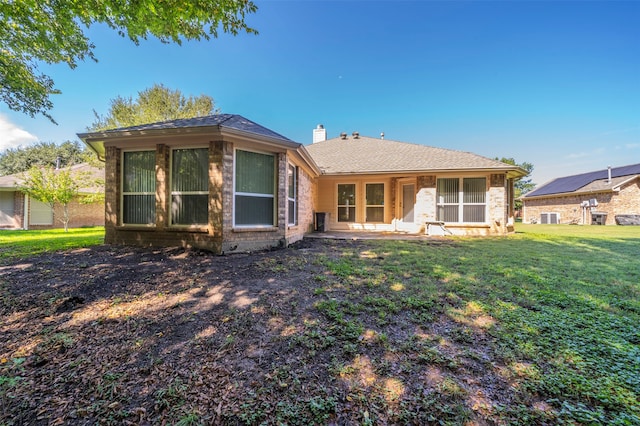 ranch-style home featuring a front lawn