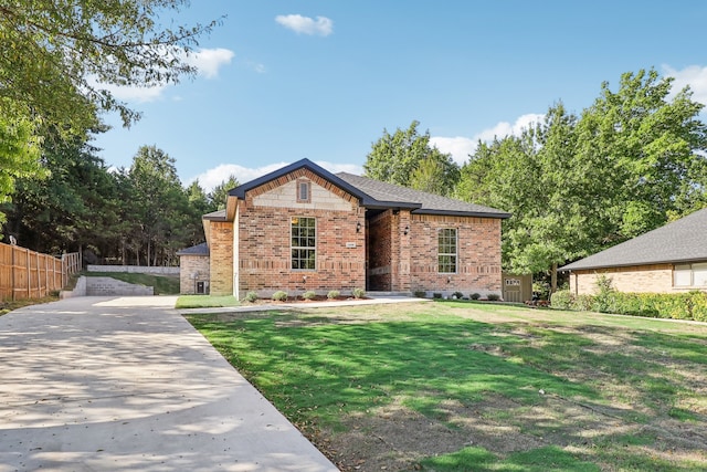 view of front of home featuring a front lawn