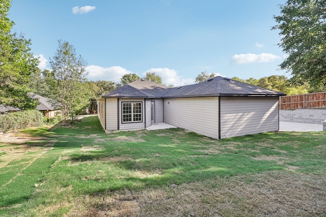 back of house featuring a lawn