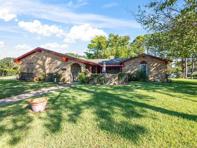 view of front of home featuring a front lawn