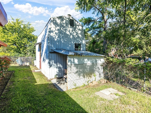 view of outdoor structure featuring a lawn