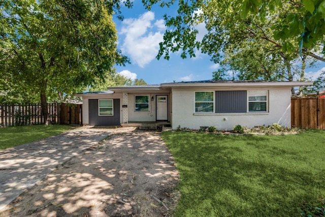 single story home featuring a front lawn