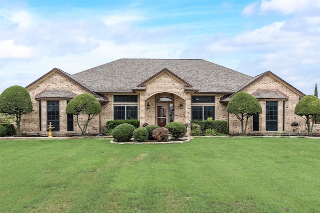 view of front facade featuring a front yard