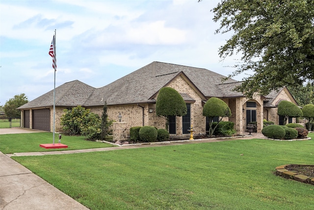 view of front facade featuring a front lawn and a garage