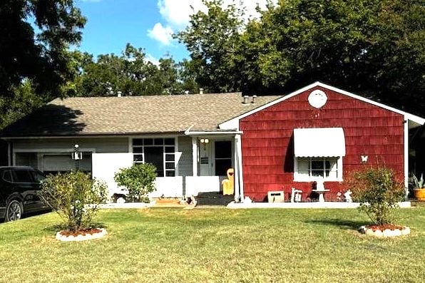 ranch-style home with a front lawn