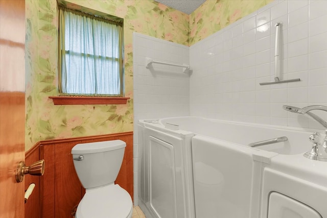 bathroom featuring a bathtub and toilet