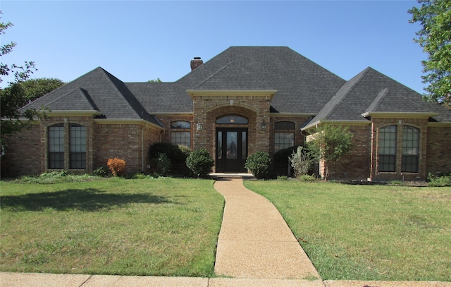 view of front of property featuring a front yard