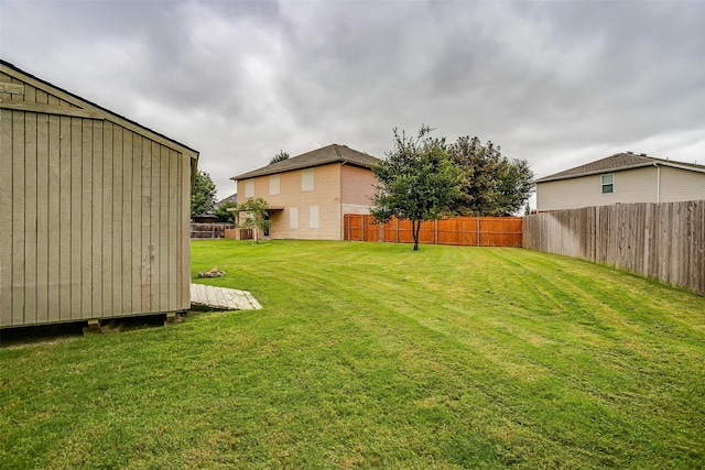 view of yard featuring a storage unit