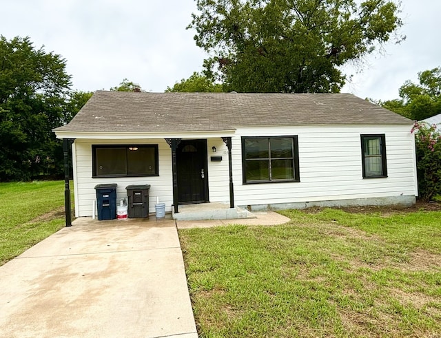 ranch-style home featuring a front lawn