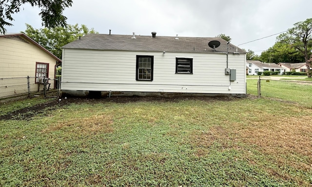 back of house featuring a lawn