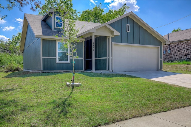 view of front of home featuring a front yard and a garage