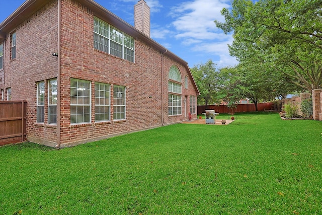 view of yard featuring a patio area