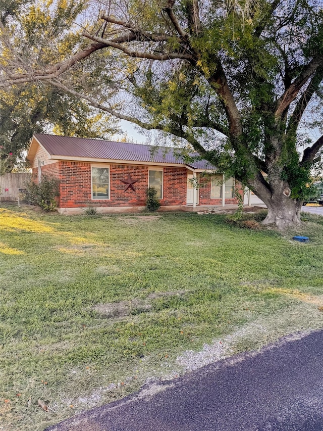 ranch-style house featuring a front yard