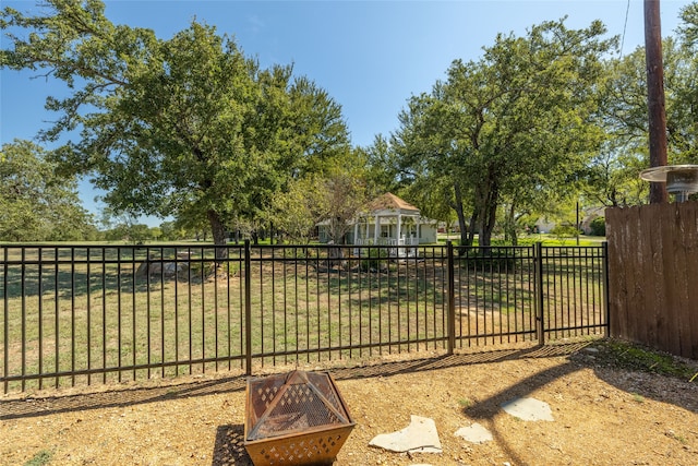 view of yard featuring an outdoor fire pit