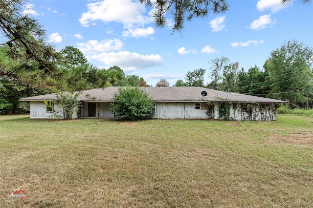 ranch-style house featuring a front yard