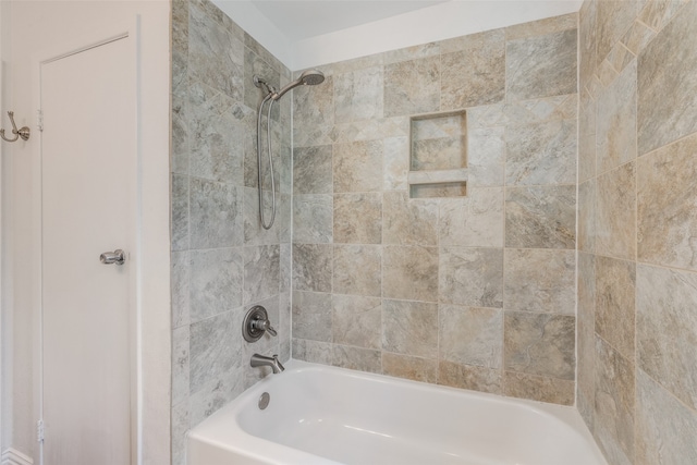 bathroom with tiled shower / bath combo