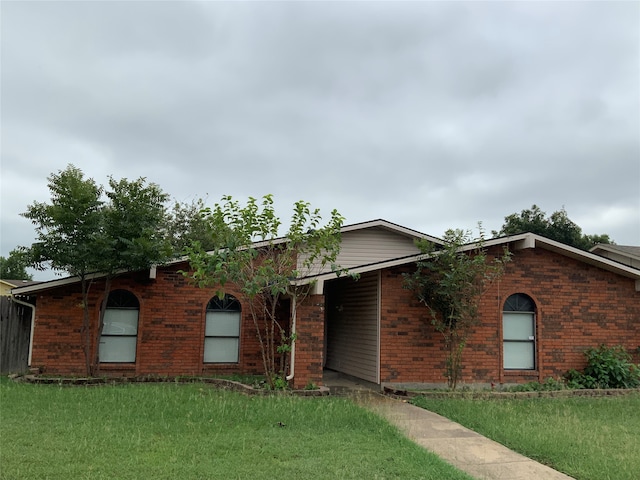 view of front of property with a front yard