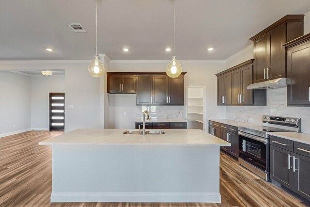 kitchen featuring hanging light fixtures, sink, a center island with sink, stainless steel range with electric cooktop, and hardwood / wood-style floors