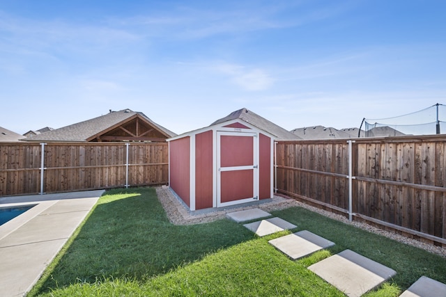 view of yard with a storage shed