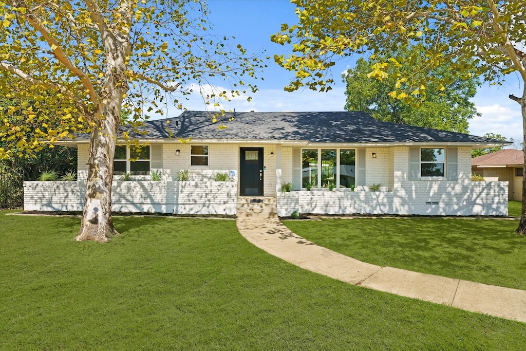 ranch-style home with a front lawn