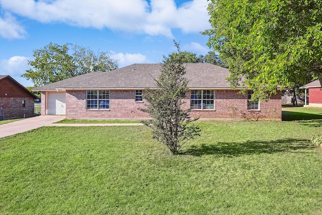 view of front of property featuring a front lawn and a garage