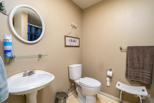 bathroom featuring sink and toilet