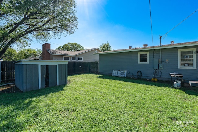 view of yard with a storage unit