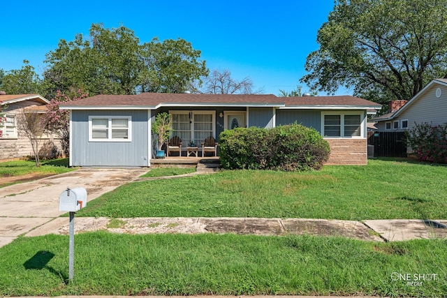 ranch-style home with a front lawn and covered porch