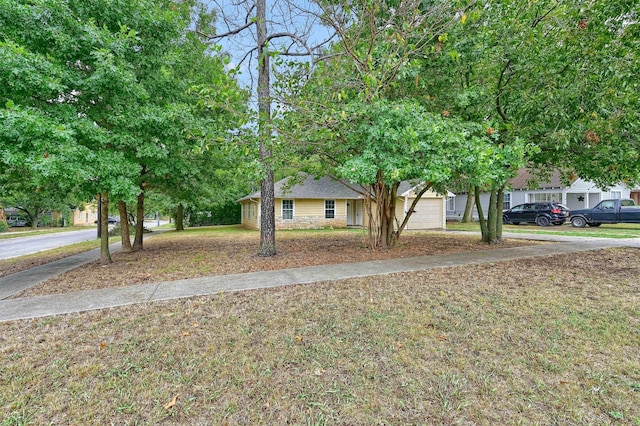 view of front facade featuring a front yard