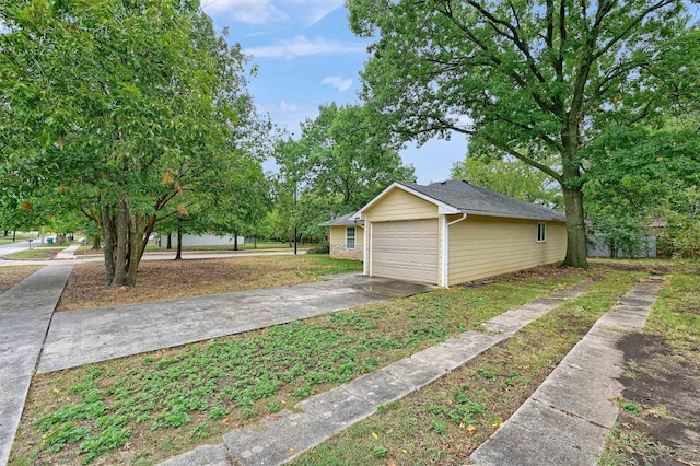 view of yard with a garage