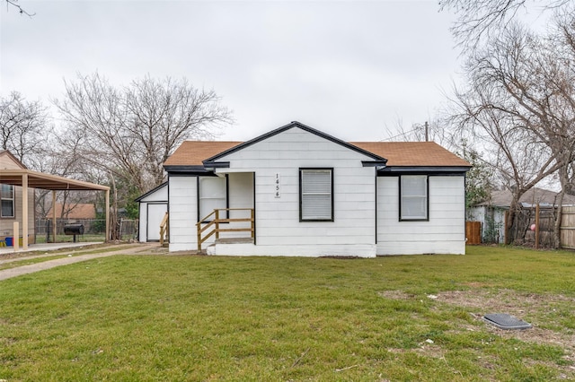 view of front facade featuring a front yard and fence