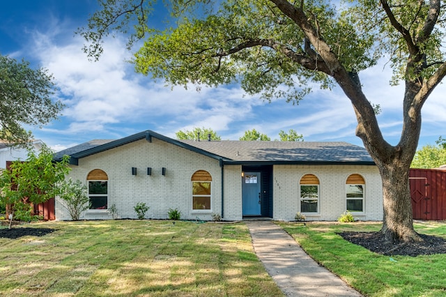 single story home featuring a front lawn