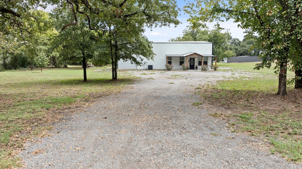 view of front of house featuring a front yard