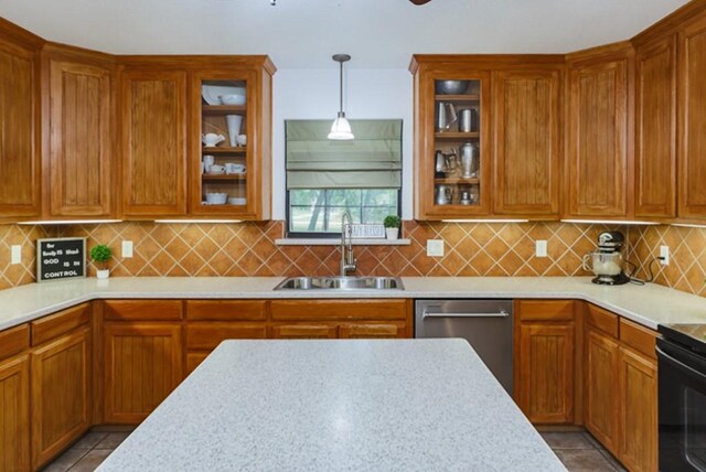 laundry area featuring cabinets, light tile patterned floors, sink, and washing machine and clothes dryer