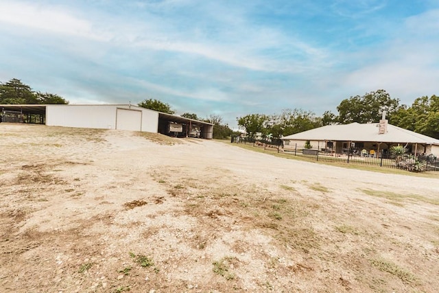 view of yard featuring an outbuilding