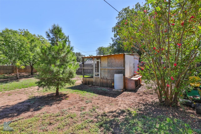 view of yard with a storage unit