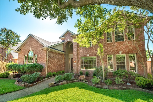 view of front of property featuring a front yard