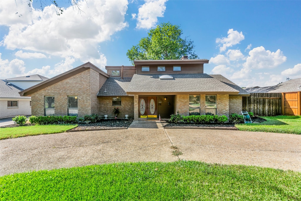 view of front facade with a front lawn