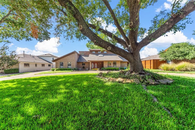 view of front of property featuring a front yard