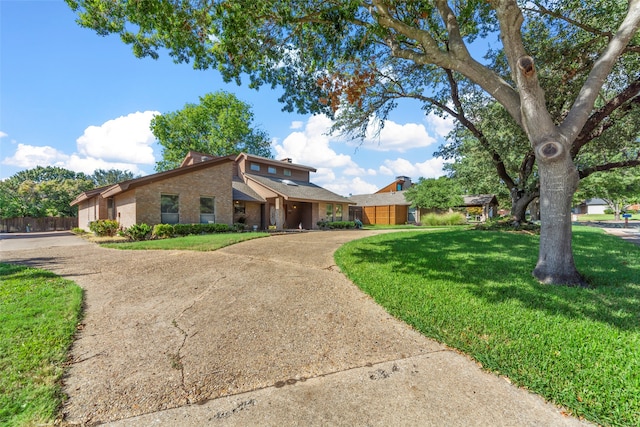 view of front of house featuring a front lawn