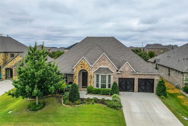 view of front facade with a front yard