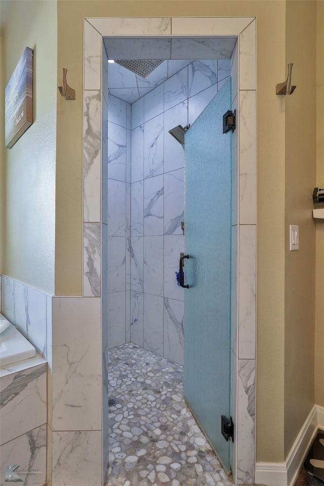 bathroom featuring tiled shower